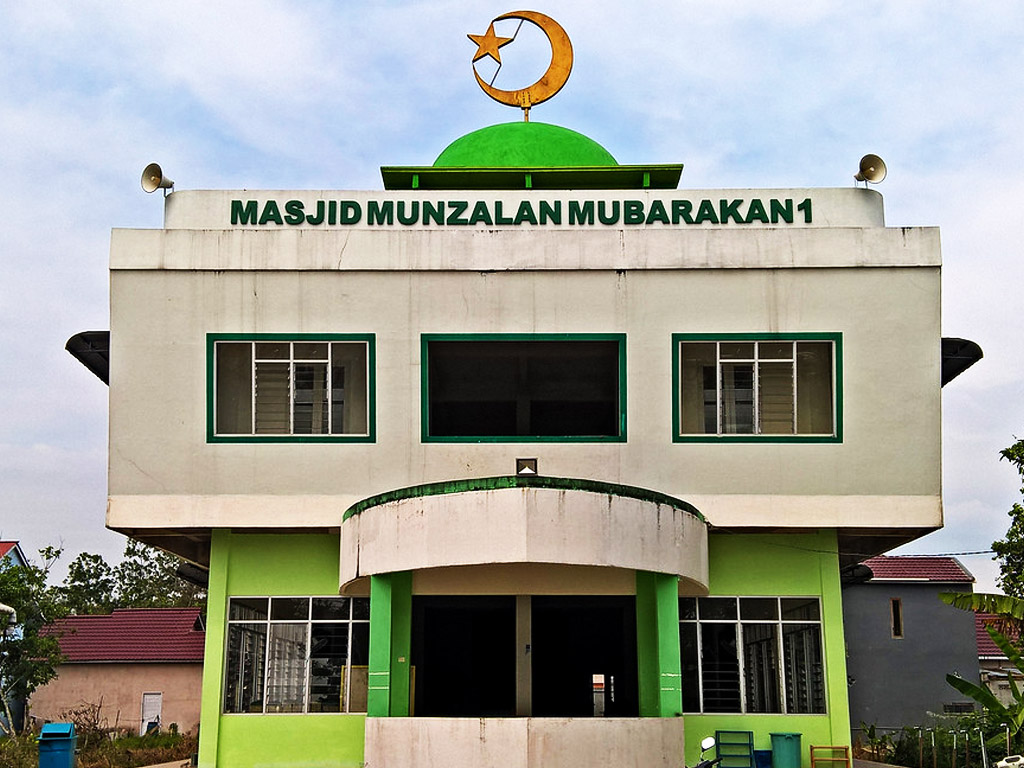 Masjid Kapal Ampera Munzalan Mubarakan