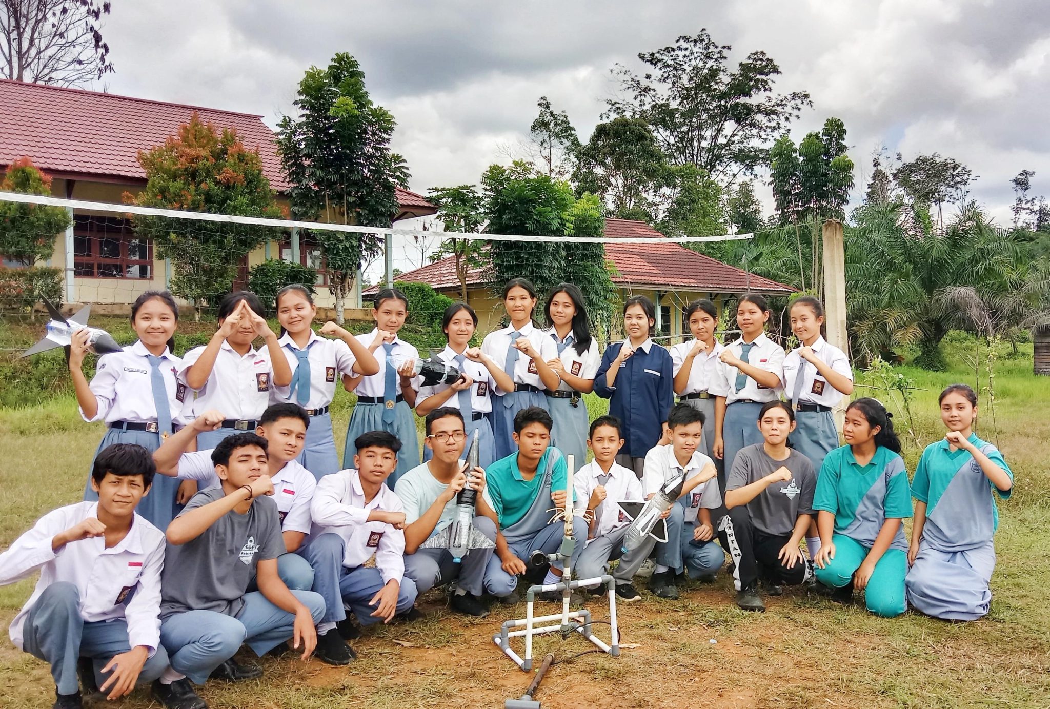 MBKM Asistensi Mengajar Prodi Fisika: Siswa SMA Negeri 2 Samalantan Berhasil Luncurkan Roket Air