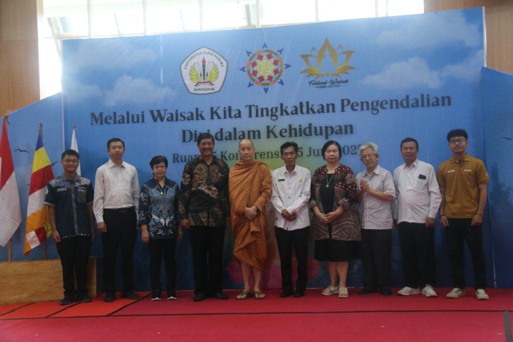 foto Bersama di Puncak Festival Waisak 15 Juni 2025